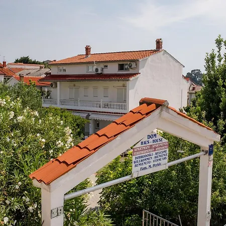 Apartament Gesamte In Bis 8 P,mit Pool,2 Balkonen,garten,grill Palit
