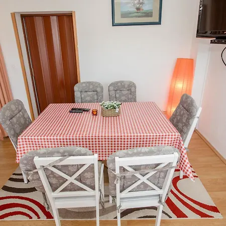 Gesamte In Bis 8 P,mit Pool,2 Balkonen,garten,grill