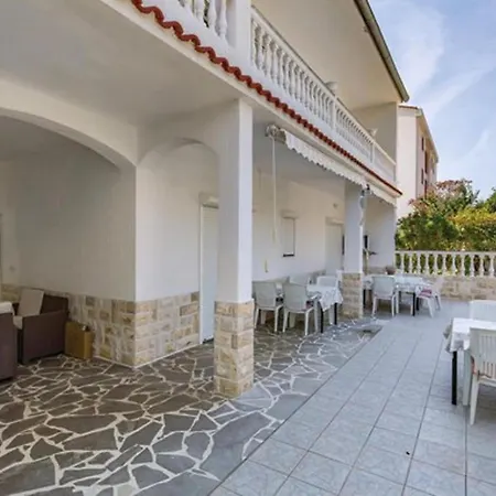 Apartment Gesamte In Bis 8 P,mit Pool,2 Balkonen,garten,grill Palit