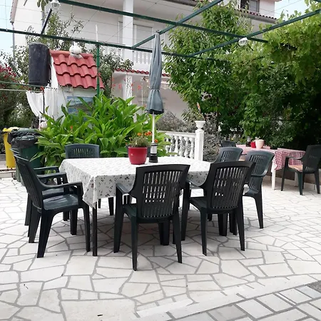 Apartment Gesamte In Bis 8 P,mit Pool,2 Balkonen,garten,grill *