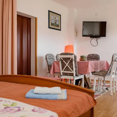 Apartment Gesamte In Bis 8 P,mit Pool,2 Balkonen,garten,grill *