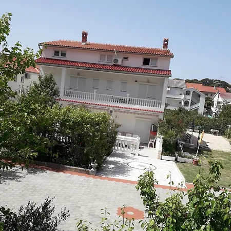 Gesamte In Bis 8 P,mit Pool,2 Balkonen,garten,grill *