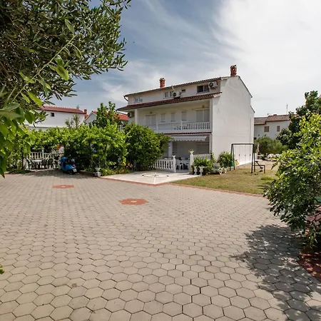 Gesamte In Bis 8 P,mit Pool,2 Balkonen,garten,grill Apartment